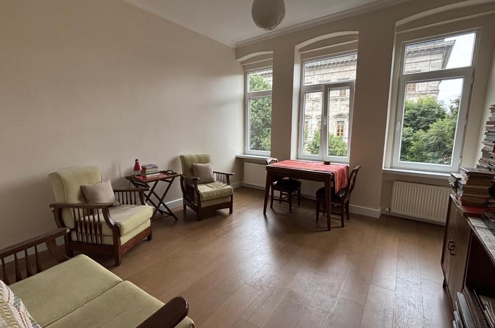 Beyoğlu’nun merkezi ve prestijli bölgelerinden tamamen yenilenmiş satılık 2+1 