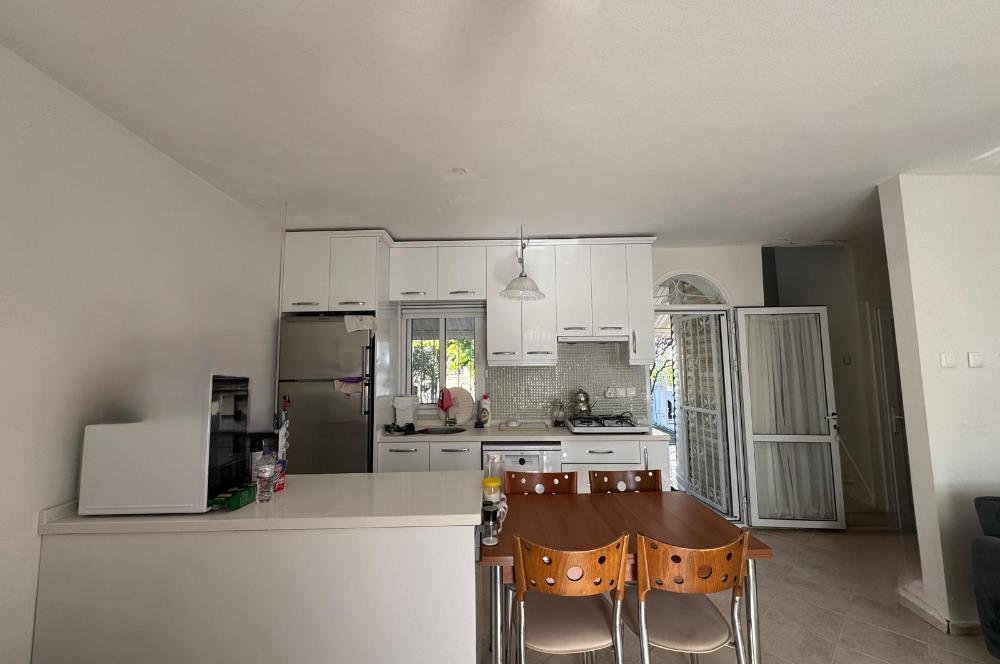 Çeşme Deniz Obası Sitesi'nde Satılık 2+1 Bahçeli Dubleks Villa