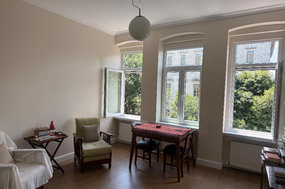 Beyoğlu’nun merkezi ve prestijli bölgelerinden tamamen yenilenmiş satılık 2+1 