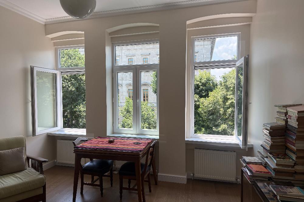 Beyoğlu’nun merkezi ve prestijli bölgelerinden tamamen yenilenmiş satılık 2+1 