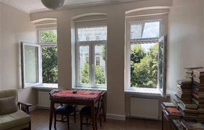 Beyoğlu’nun merkezi ve prestijli bölgelerinden tamamen yenilenmiş satılık 2+1 