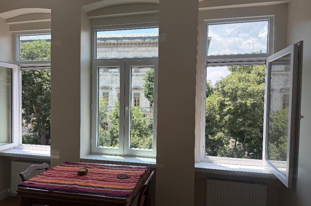 Beyoğlu’nun merkezi ve prestijli bölgelerinden tamamen yenilenmiş satılık 2+1 