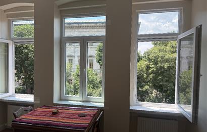 Beyoğlu’nun merkezi ve prestijli bölgelerinden tamamen yenilenmiş satılık 2+1 
