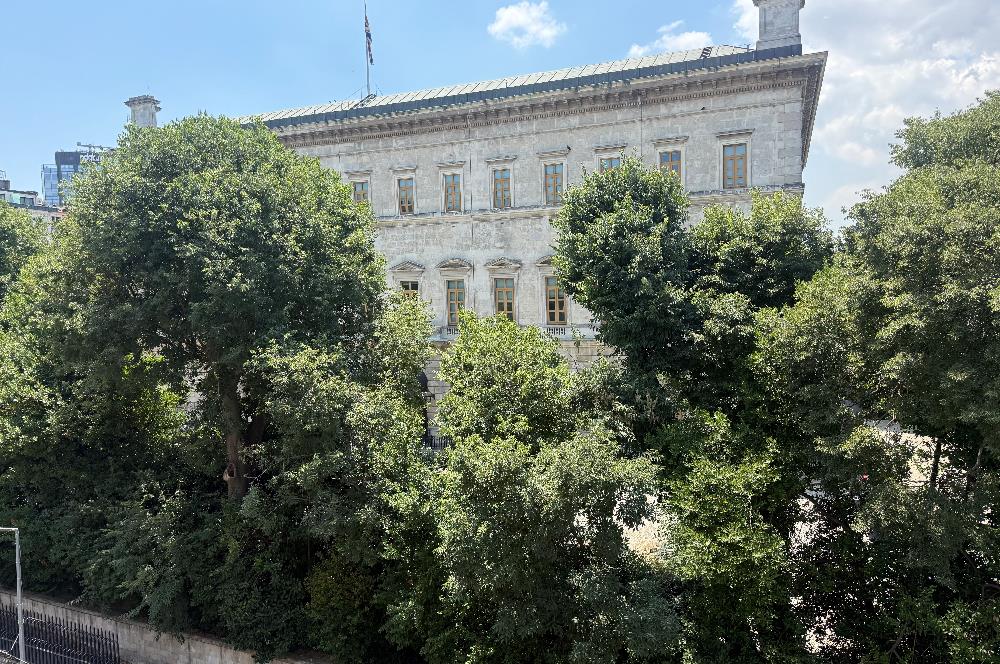 Beyoğlu’nun merkezi ve prestijli bölgelerinden tamamen yenilenmiş satılık 2+1 