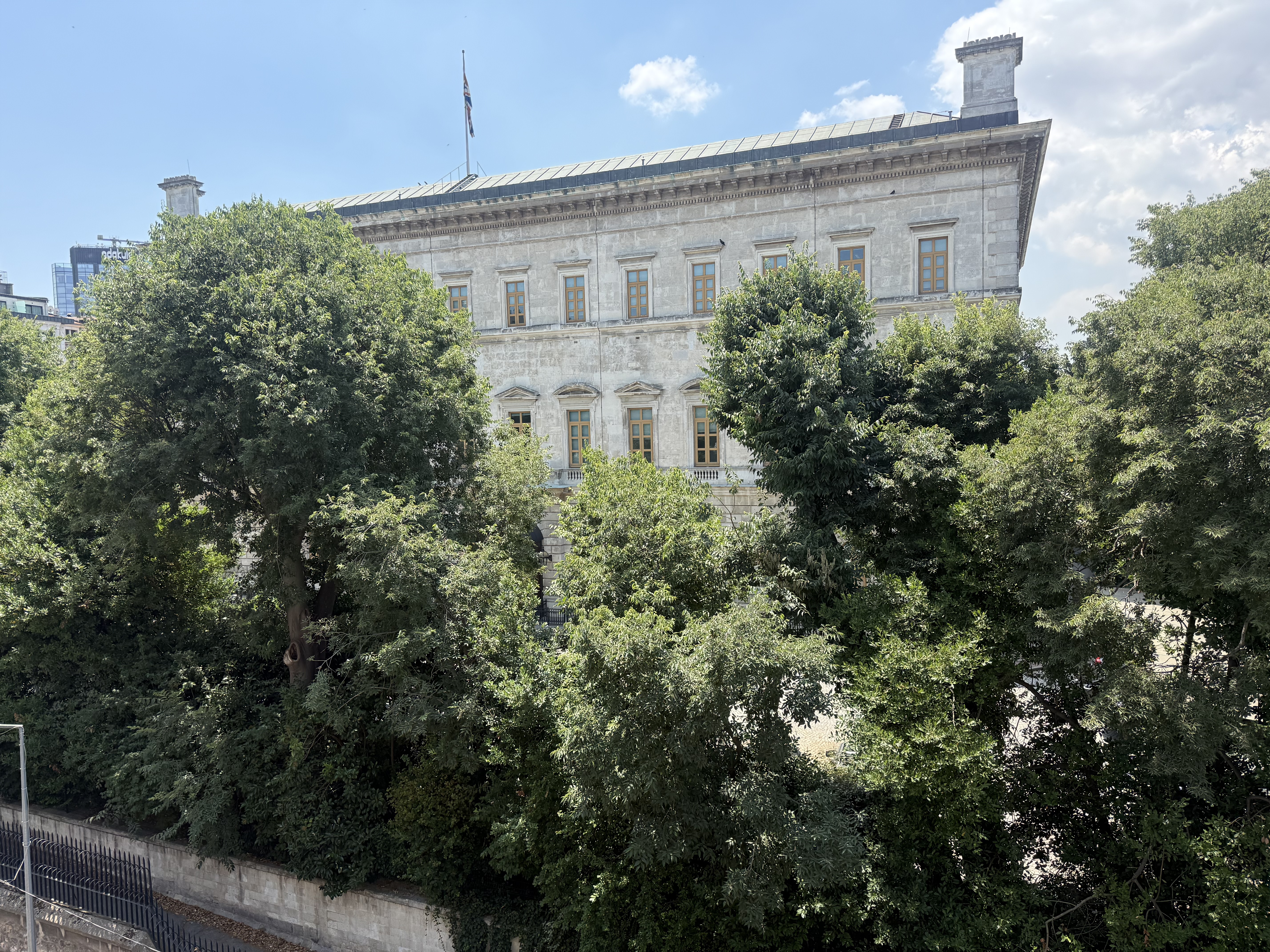Beyoğlu’nun merkezi ve prestijli bölgelerinden tamamen yenilenmiş satılık 2+1 