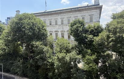 Beyoğlu’nun merkezi ve prestijli bölgelerinden tamamen yenilenmiş satılık 2+1 