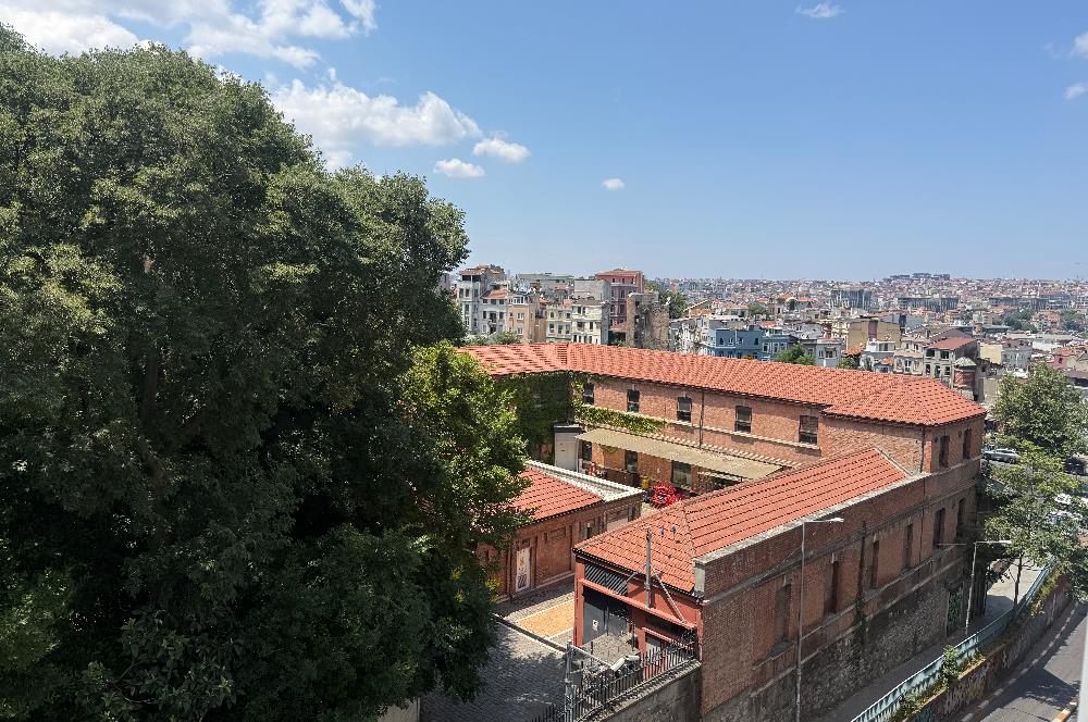 Beyoğlu’nun merkezi ve prestijli bölgelerinden tamamen yenilenmiş satılık 2+1 