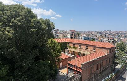 Beyoğlu’nun merkezi ve prestijli bölgelerinden tamamen yenilenmiş satılık 2+1 