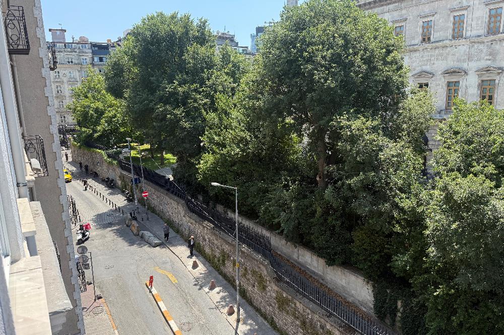 Beyoğlu’nun merkezi ve prestijli bölgelerinden tamamen yenilenmiş satılık 2+1 