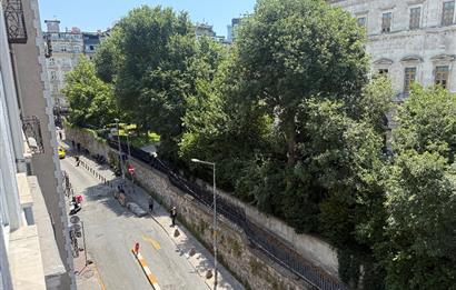 Beyoğlu’nun merkezi ve prestijli bölgelerinden tamamen yenilenmiş satılık 2+1 