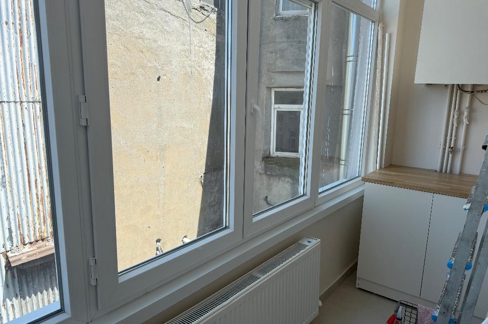 Beyoğlu’nun merkezi ve prestijli bölgelerinden tamamen yenilenmiş satılık 2+1 