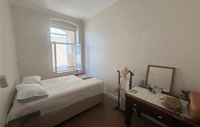 Beyoğlu’nun merkezi ve prestijli bölgelerinden tamamen yenilenmiş satılık 2+1 