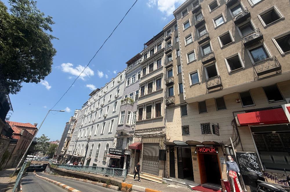 Beyoğlu’nun merkezi ve prestijli bölgelerinden tamamen yenilenmiş satılık 2+1 