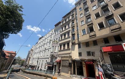 Beyoğlu’nun merkezi ve prestijli bölgelerinden tamamen yenilenmiş satılık 2+1 