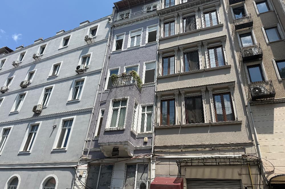 Beyoğlu’nun merkezi ve prestijli bölgelerinden tamamen yenilenmiş satılık 2+1 