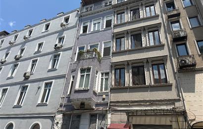 Beyoğlu’nun merkezi ve prestijli bölgelerinden tamamen yenilenmiş satılık 2+1 