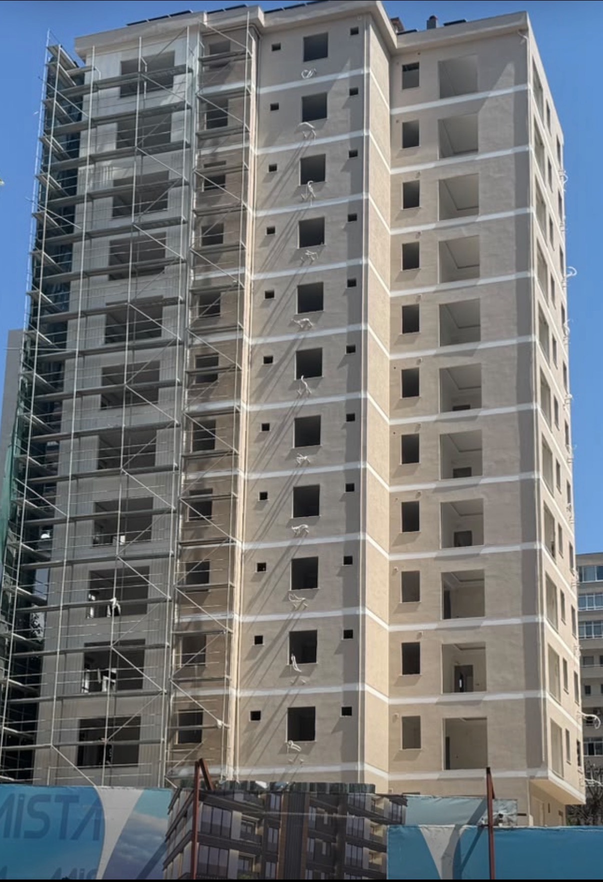 Kadıkoy  Kozyatagı merkezi konumda 2 + 1 satılık