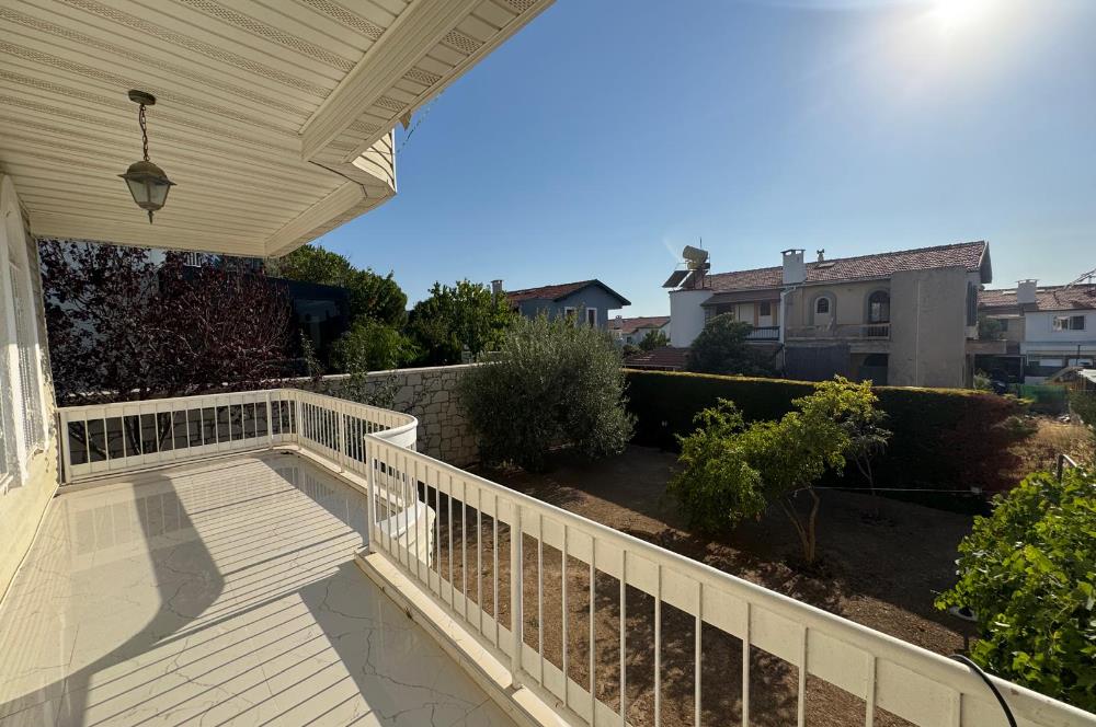 Çeşme Deniz Obası Sitesi'nde Satılık 2+1 Bahçeli Dubleks Villa