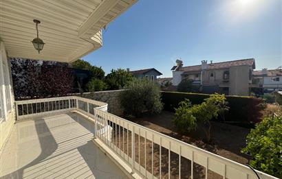 Çeşme Deniz Obası Sitesi'nde Satılık 2+1 Bahçeli Dubleks Villa