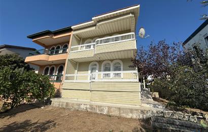 Çeşme Deniz Obası Sitesi'nde Satılık 2+1 Bahçeli Dubleks Villa