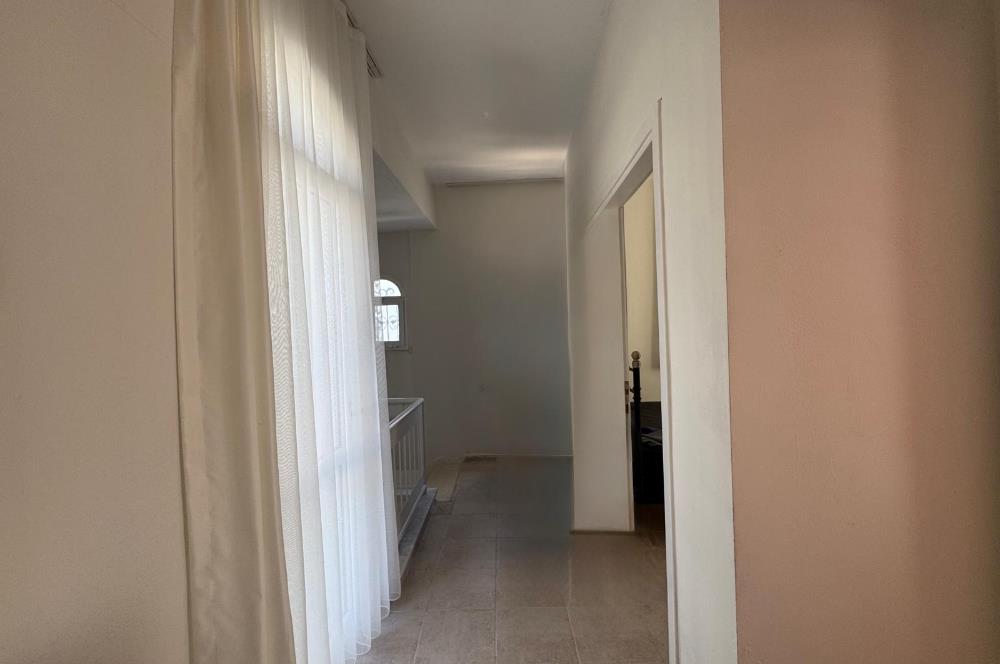 Çeşme Deniz Obası Sitesi'nde Satılık 2+1 Bahçeli Dubleks Villa