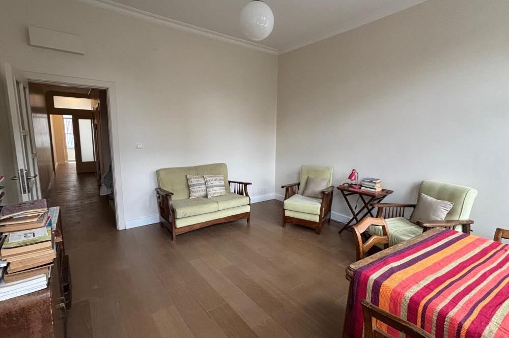 Beyoğlu’nun merkezi ve prestijli bölgelerinden tamamen yenilenmiş satılık 2+1 
