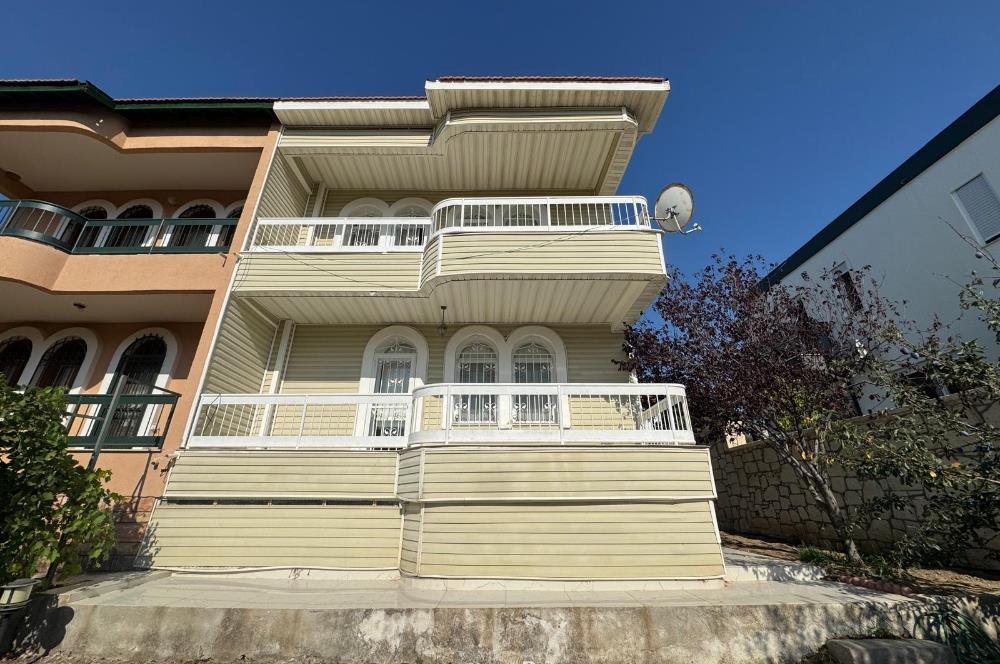 Çeşme Deniz Obası Sitesi'nde Satılık 2+1 Bahçeli Dubleks Villa
