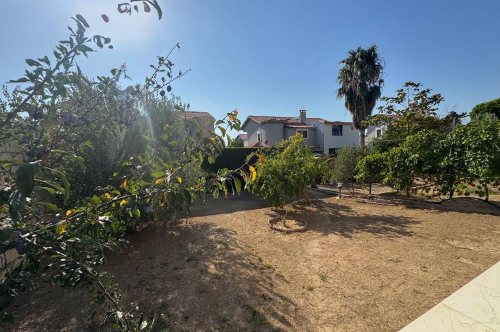 Çeşme Deniz Obası Sitesi'nde Satılık 2+1 Bahçeli Dubleks Villa