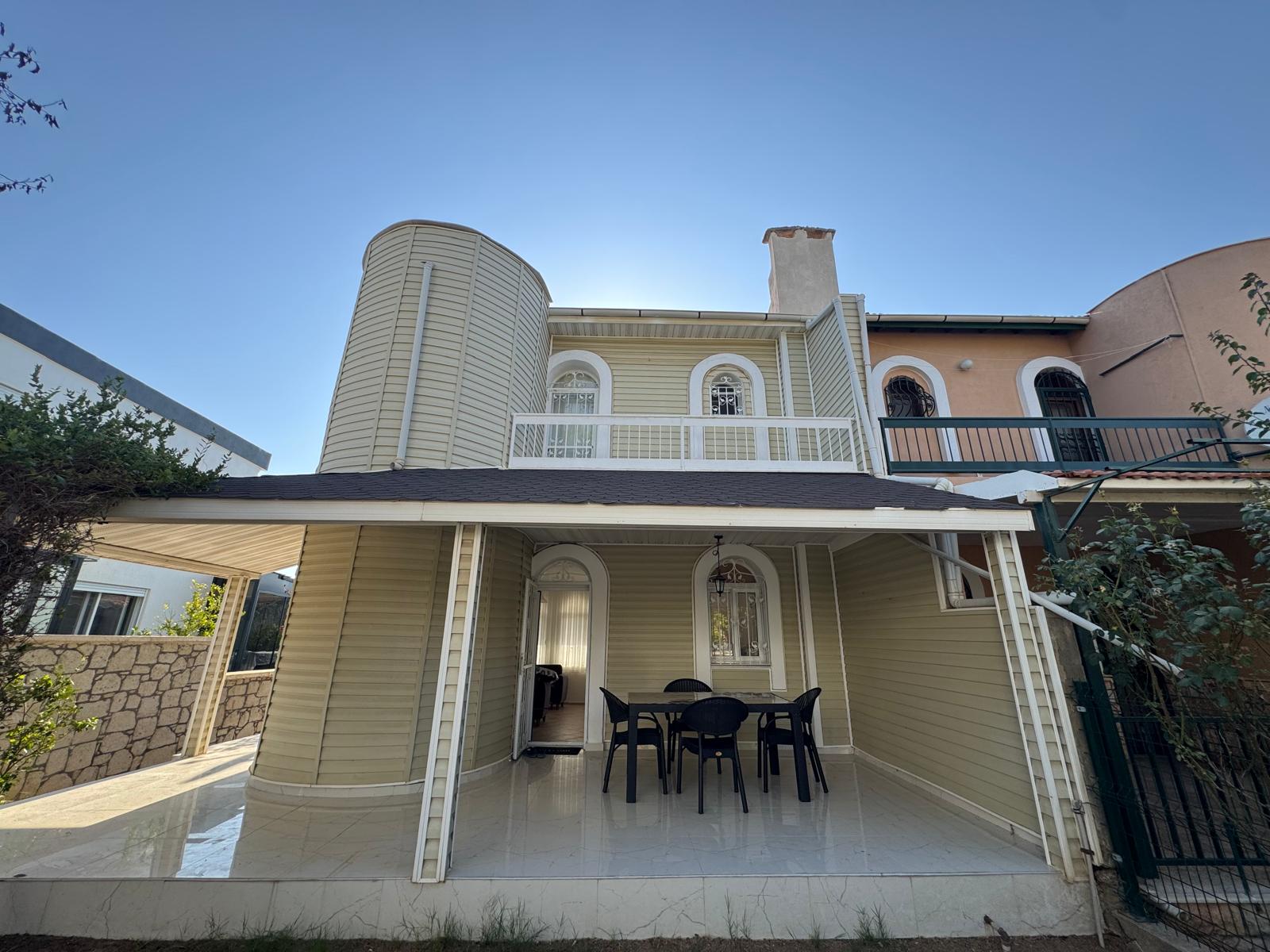 Çeşme Deniz Obası Sitesi'nde Satılık 2+1 Bahçeli Dubleks Villa