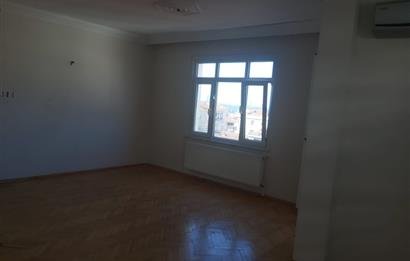 Çamlıca Tepesi Manzaralı 3 Balkonlu 3+1 Ara Kat Köşe Daire