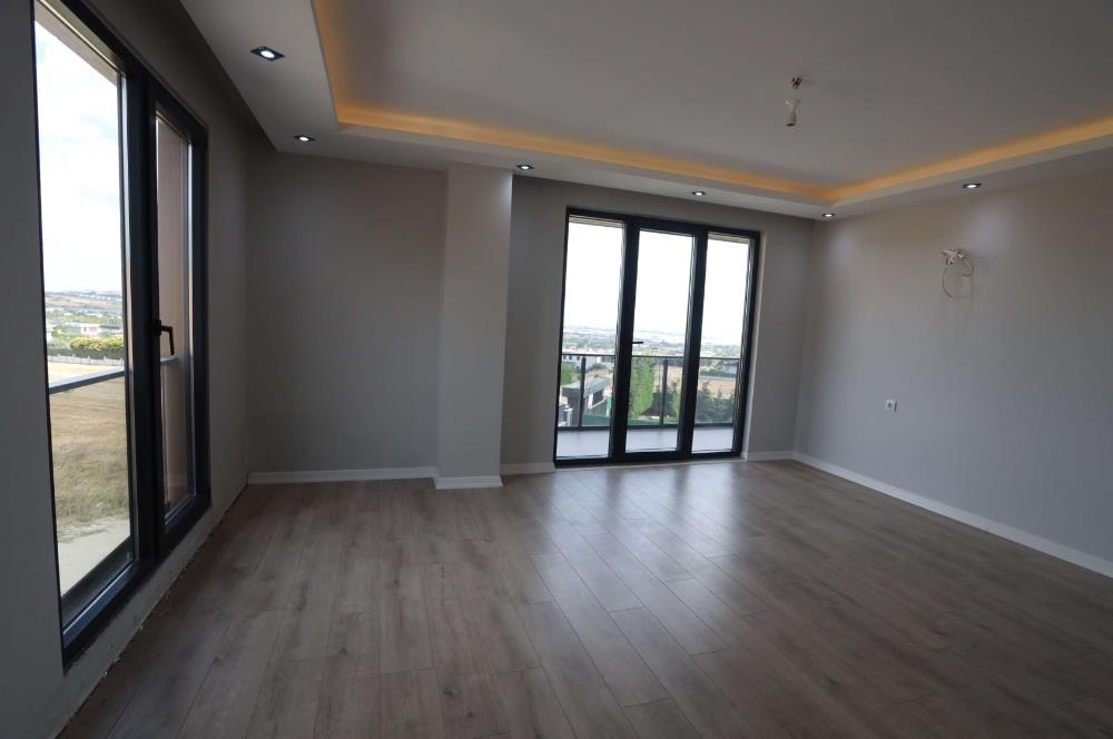 Silivri Ortaköyde Satılık Lüks Villa - Merkezi Isıtmalı