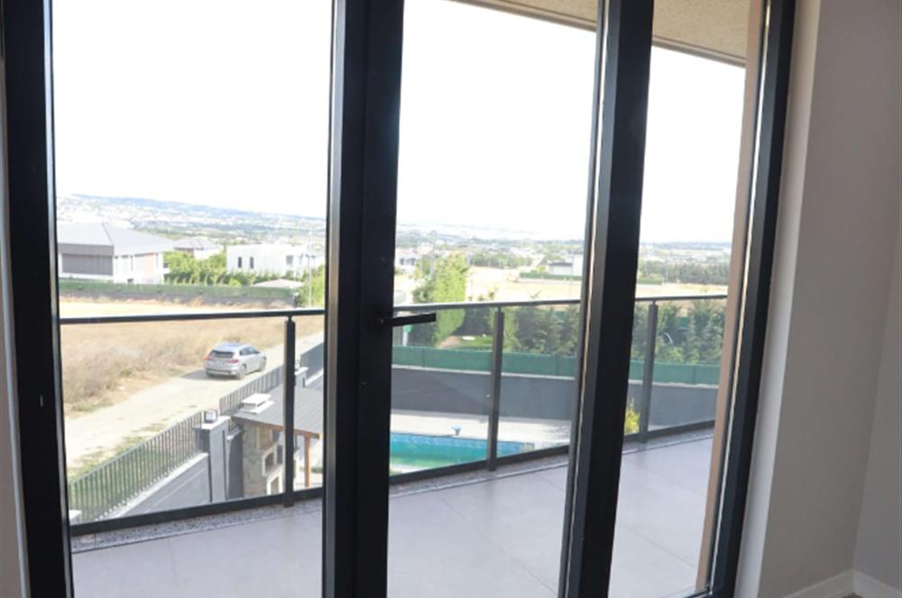 Silivri Ortaköyde Satılık Lüks Villa - Merkezi Isıtmalı