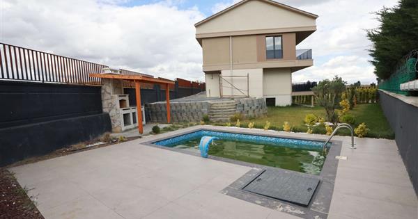 Silivri Ortaköyde Satılık Lüks Villa - Merkezi Isıtmalı - 36998