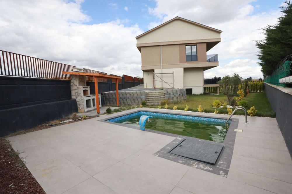 Silivri Ortaköyde Satılık Lüks Villa - Merkezi Isıtmalı