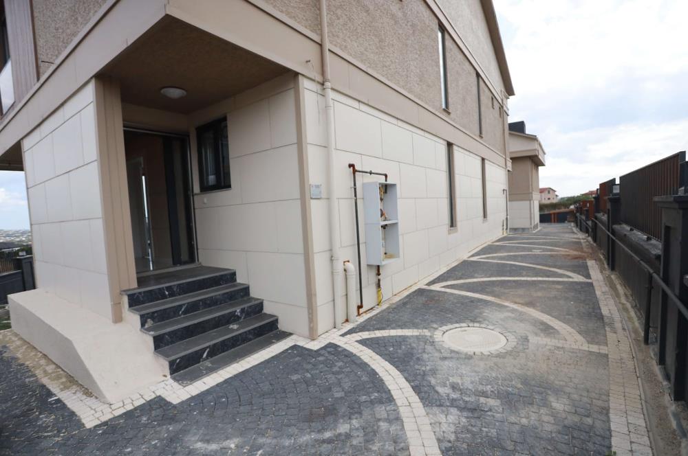 Silivri Ortaköyde Satılık Lüks Villa - Merkezi Isıtmalı