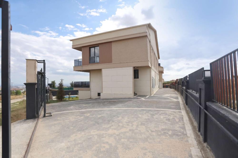 Silivri Ortaköyde Satılık Lüks Villa - Merkezi Isıtmalı