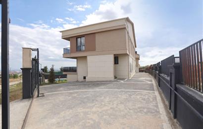 Silivri Ortaköyde Satılık Lüks Villa - Merkezi Isıtmalı