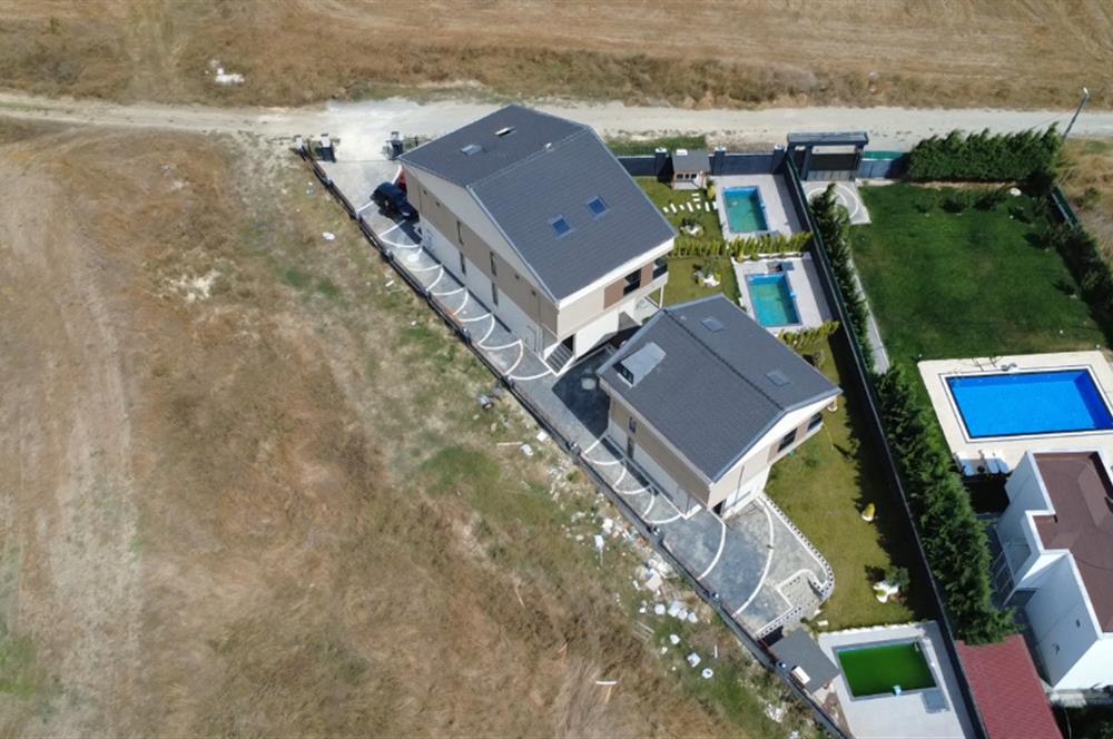 Silivri Ortaköyde Satılık Lüks Villa - Merkezi Isıtmalı