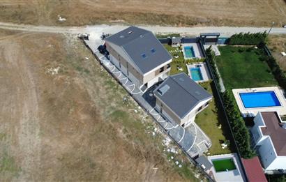 Silivri Ortaköyde Satılık Lüks Villa - Merkezi Isıtmalı