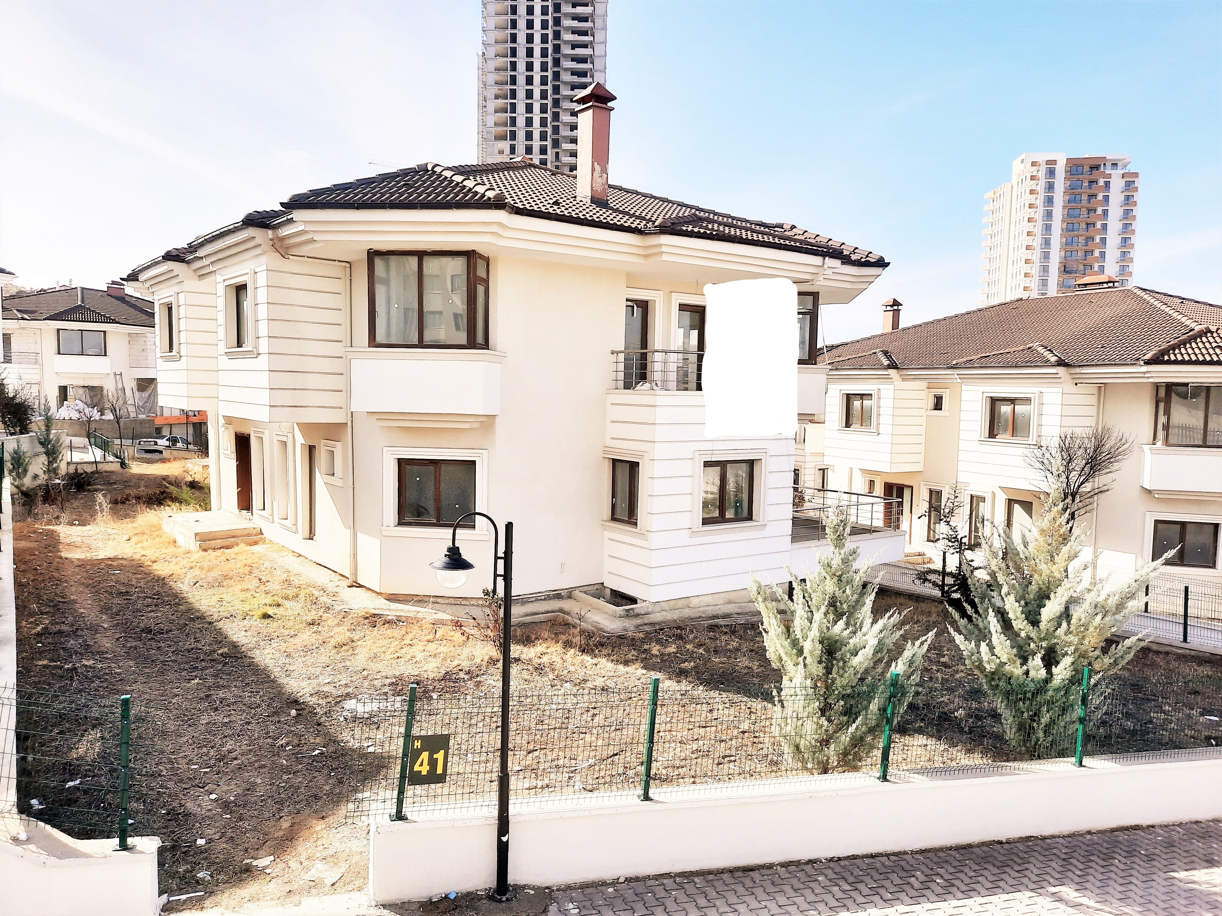 ALACAATLI SİTE'DE CADDE ÜZERİ 550M2 VİLLA