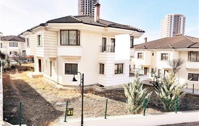 ALACAATLI SİTE'DE CADDE ÜZERİ 550M2 VİLLA