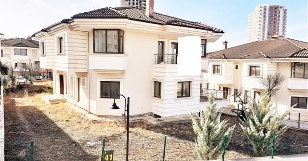 ALACAATLI SİTE'DE CADDE ÜZERİ 550M2 VİLLA - 36782