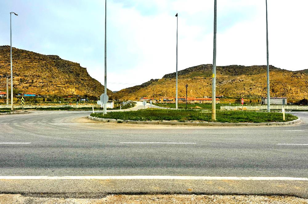 ŞEREFLİKOÇHİSAR ANKARA ADANA YOLU ÜZERİ 50 DÖNÜM ÇİFTLİK MANDIRA
