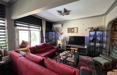 Kadıköy Acıbadem Cadde Üzerinde Geniş Satılık 3+1 Daire