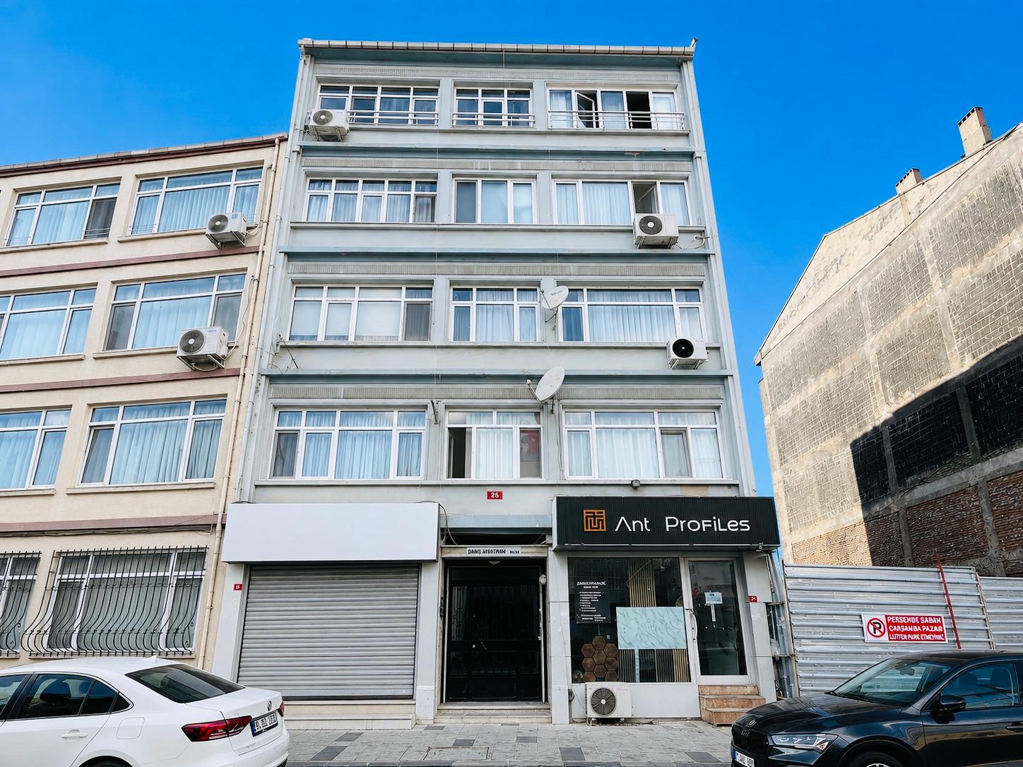 Kadıköy Acıbadem Cadde Üzerinde Geniş Satılık 3+1 Daire