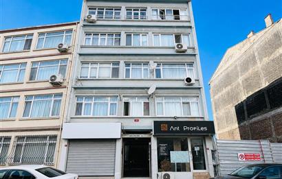 Kadıköy Acıbadem Cadde Üzerinde Geniş Satılık 3+1 Daire