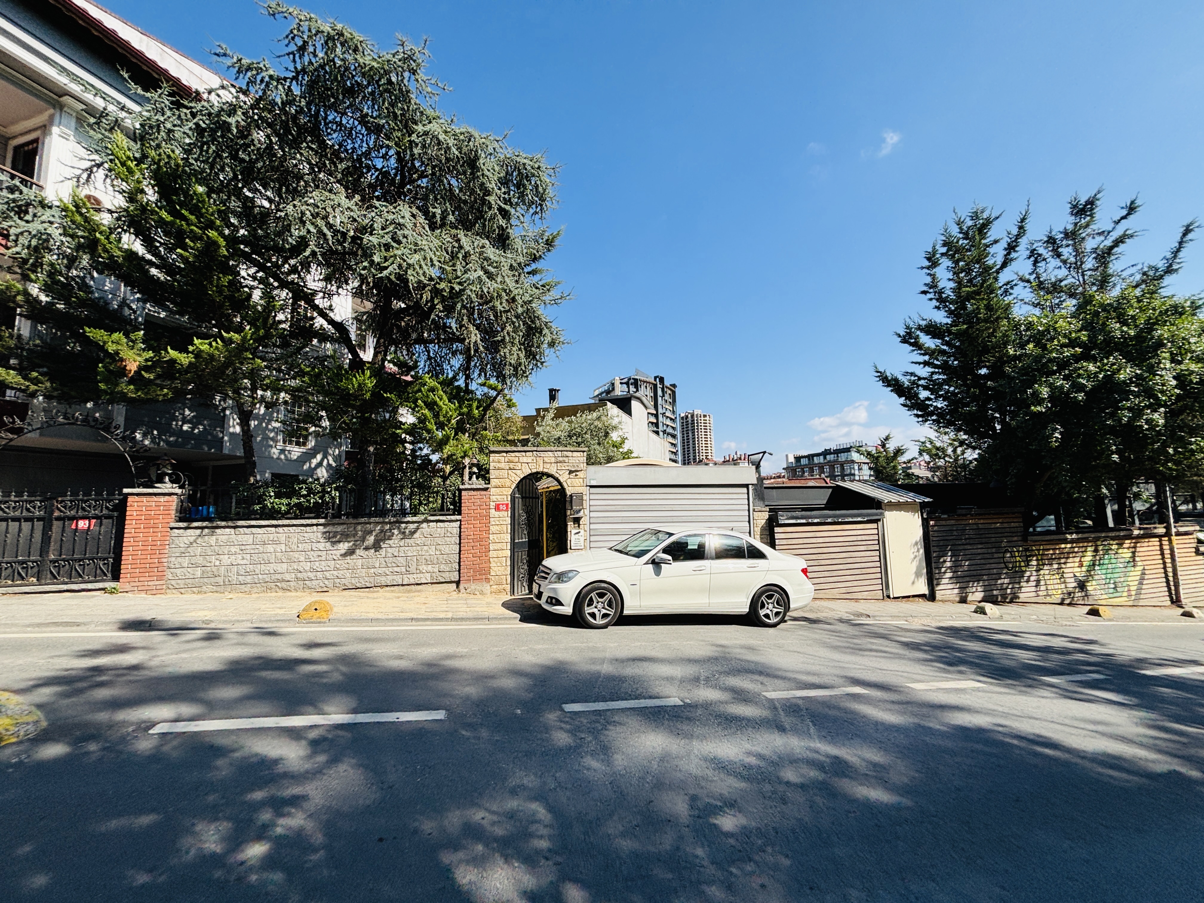 KOŞUYOLU MÜSTAKİL BİNA 300 M2 NET +100 M2 TERAS KULLANIMLI