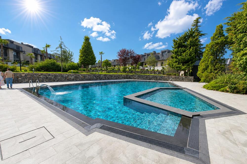 Zekeriyaköy Kuzeybükü'nde Sıfır 4+1 Bahçeli Townhouse