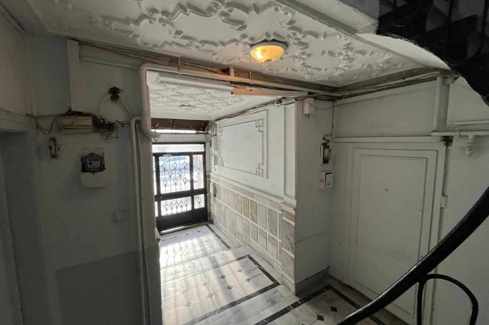 Kadıköy Acıbadem Cadde Üzerinde Geniş Satılık 3+1 Daire