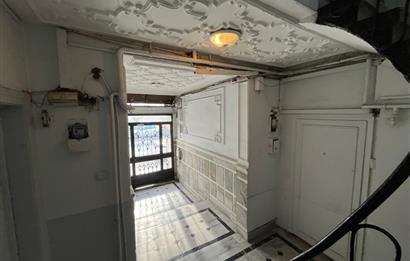 Kadıköy Acıbadem Cadde Üzerinde Geniş Satılık 3+1 Daire